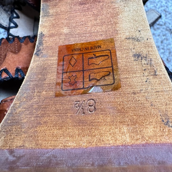 Patricia Nash Italian Leather Floral Embossed Size Wood Block Heel Sandals - Picture 13 of 16